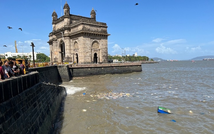 Les déchets flottant devant le Gateway of India à Bombay
