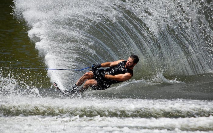 Un homme fait un grande vague avec son ski