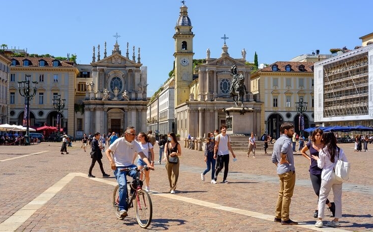 Des gens marchent sur une place à Turin antonio-sessa