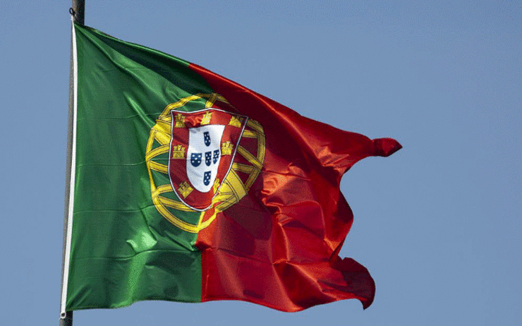 Le drapeau portugais flotte au bout d'un mat