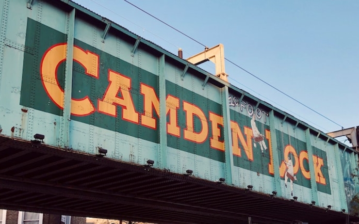 Le pont de Camden Town, à côté de l'entrée du marché
