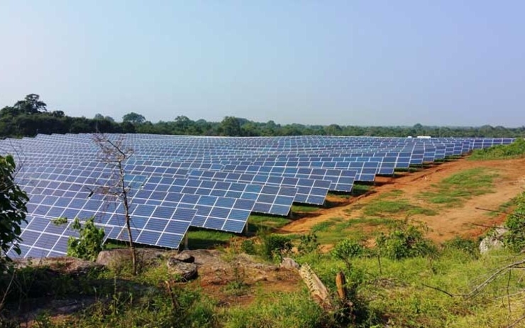Une ferme de panneaux solaires au Sri Lanka