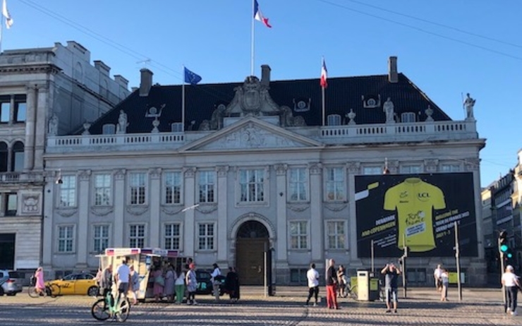 La façade de l'ambassade de France à Copenhague décorée du maillot jaune du Tour de France 