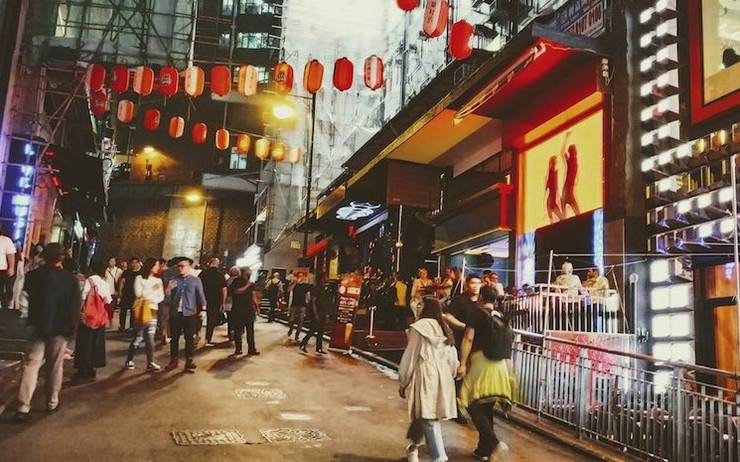 Une rue animée avec des bars a hong kong