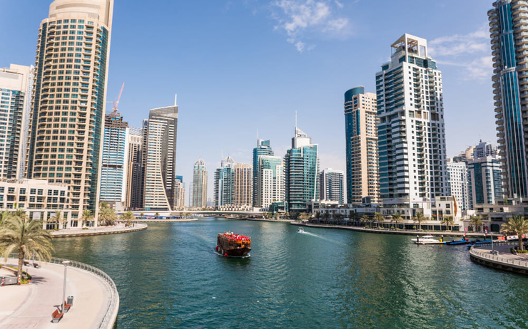 vue de la baie de Dubai avec ses immeubles 