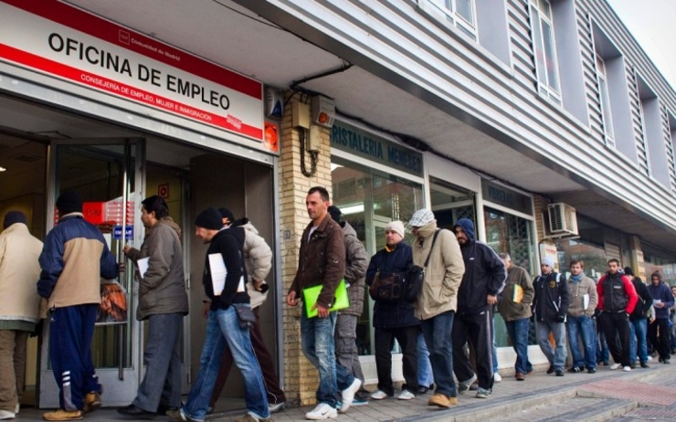 des espagnols font la queue devant une agence d'emploi
