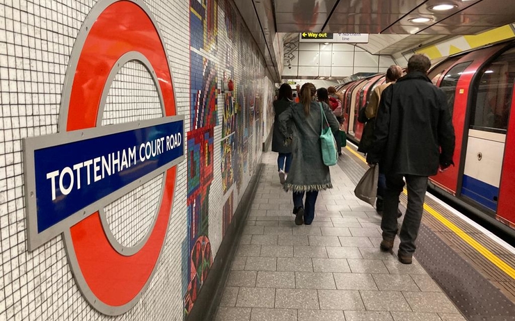 Le métro londonien alors que les contaminations de Covid-19 repartent à la hausse au Royaume-Uni