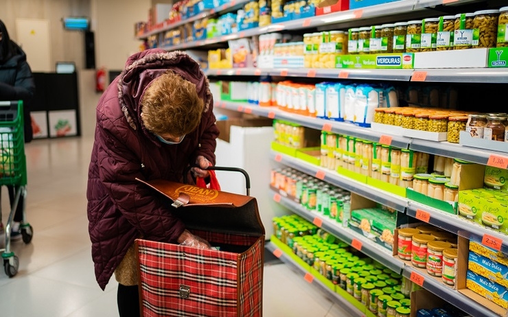 Une femme fait ses courses dans un supermarché en Espagne