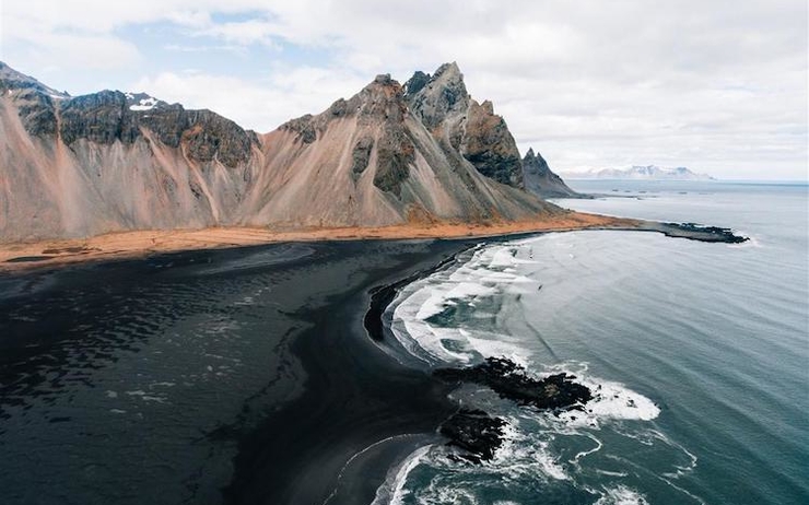 Un paysage de montagnes et de mer en Islande