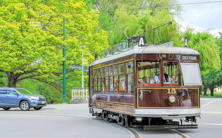 Un tramway circule dans la rue en Nouvelle Zélande