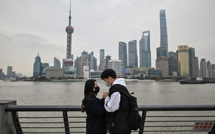 un couple devant lujiazui shanghai 