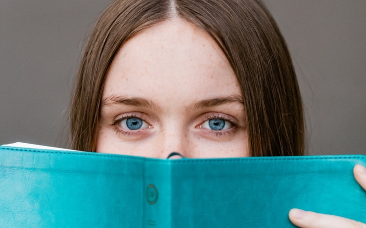 Une jeune fille qui étudie en Australie lit un livre 