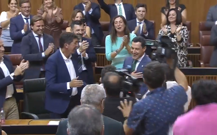 Le dirigeant du Parti Populaire, Juanma Moreno, lors de la première séance plénière de son débat d'investiture à la présidence de la Junte, au Parlement andalou