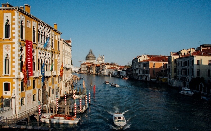 A Venise, un bateau dans la lagune 