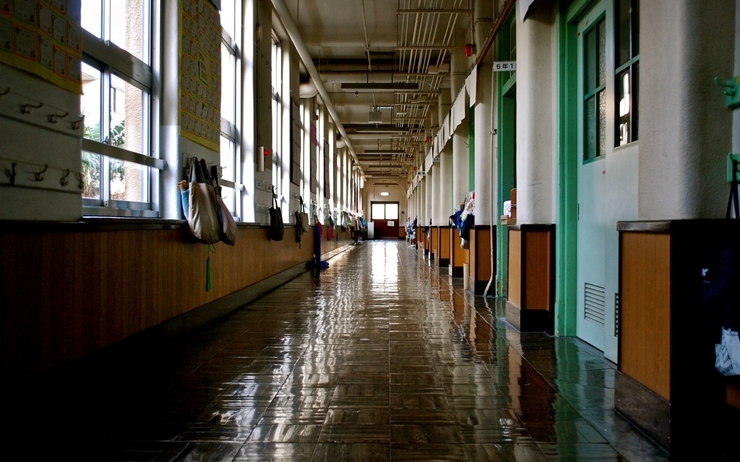 Couloirs d'école vides