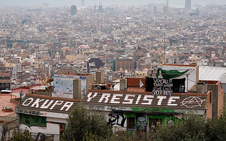 un graffiti en faveur des squatteurs à Barcelone
