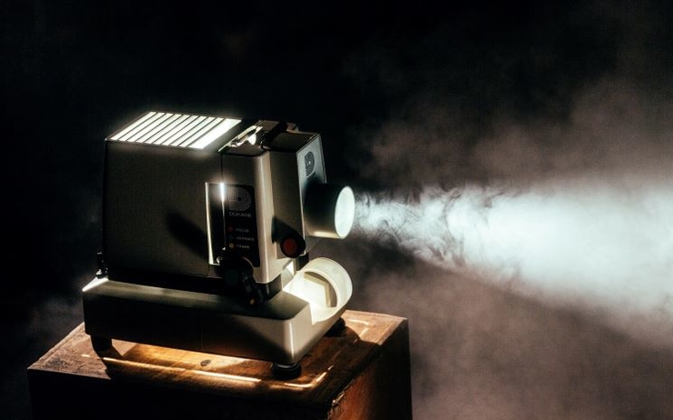 Image d'un projecteur diffusant un film dans un cinéma en plain air