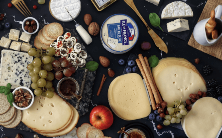 Assortiment de fromage Ile de France sur une table 
