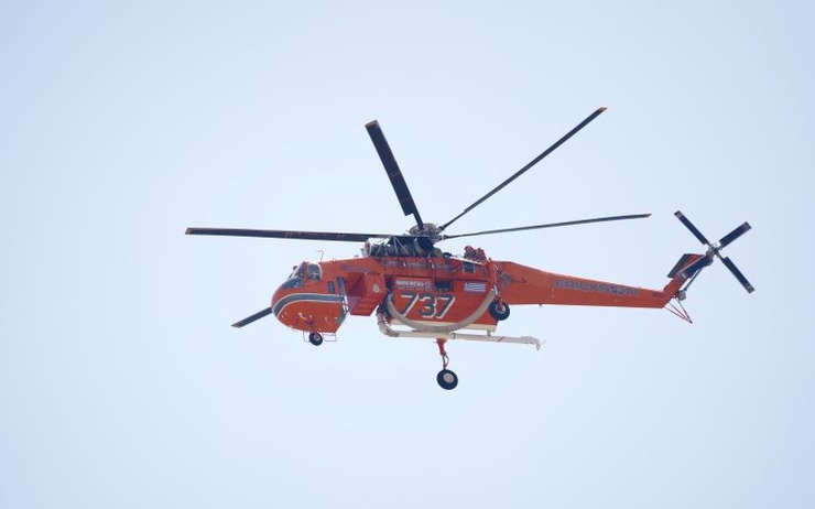 Image d'un hélicoptère pendant l'incendie à Lesbos
