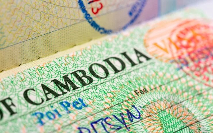 un visa cambodgien est posé sur une table 