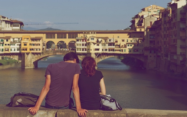couple assis sur un pont