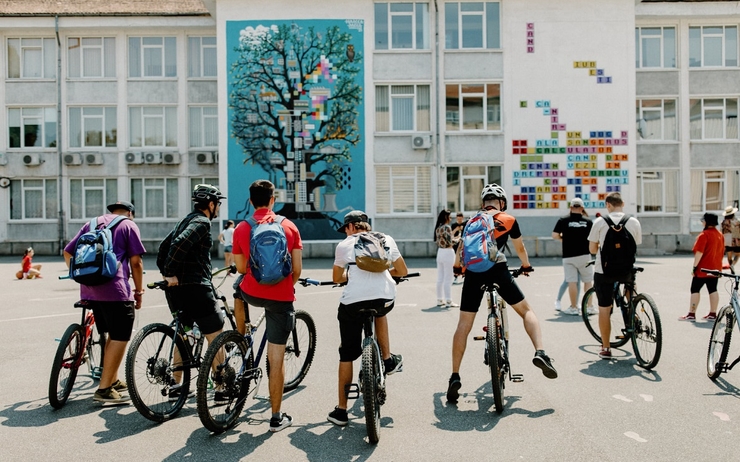 festival international  du street art à Sibiu, des personnes s'y réunissent à vélo