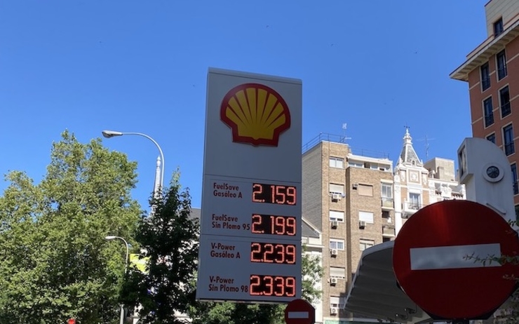 prix du carburant dans une station service à Madrid