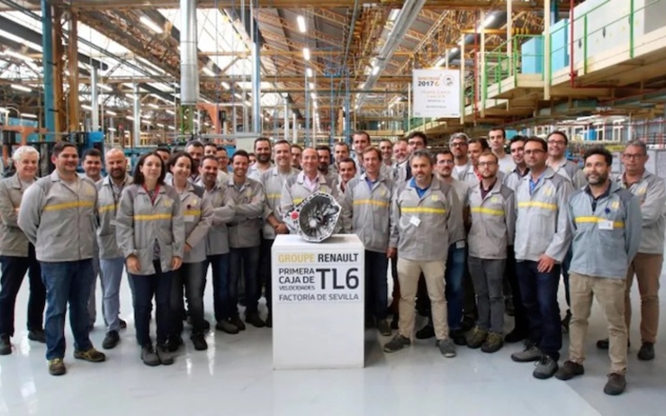 Ouvriers de Renault avec la nouvelle boîte de vitesses en cours de fabrication à l'usine RENAULT Sévilla