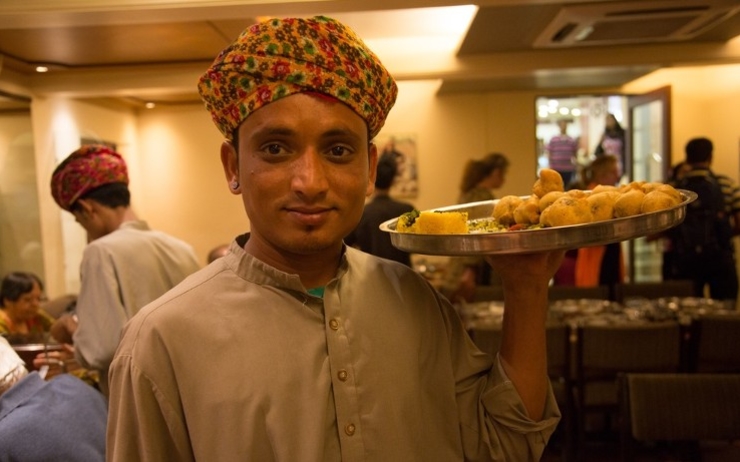 Un serveur dans un restaurant en Inde