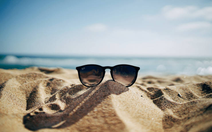 lunettes de soleil sur une plage en France été 2022