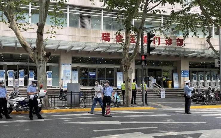 la police devant le ruilin hopital shanghai apres l'attaque au couteau 