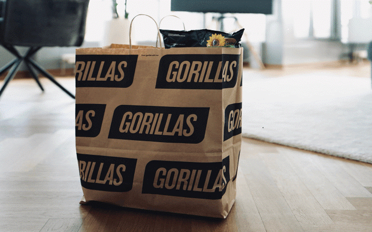 Un sac en papier avec le logo gorillas