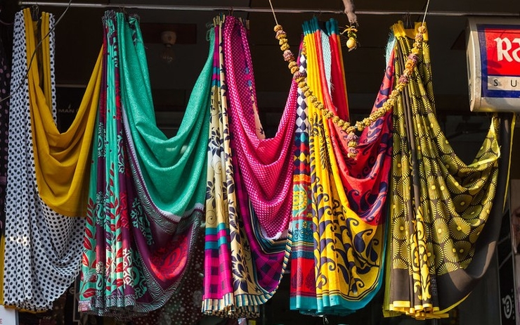 des saris en vente dans une boutique en Inde