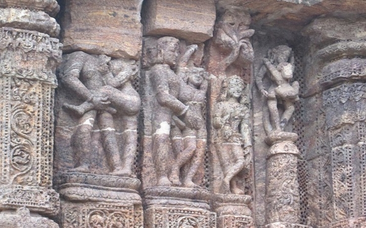 Des postures sexuelles sur les bas-côtés du temple de Konark en Inde