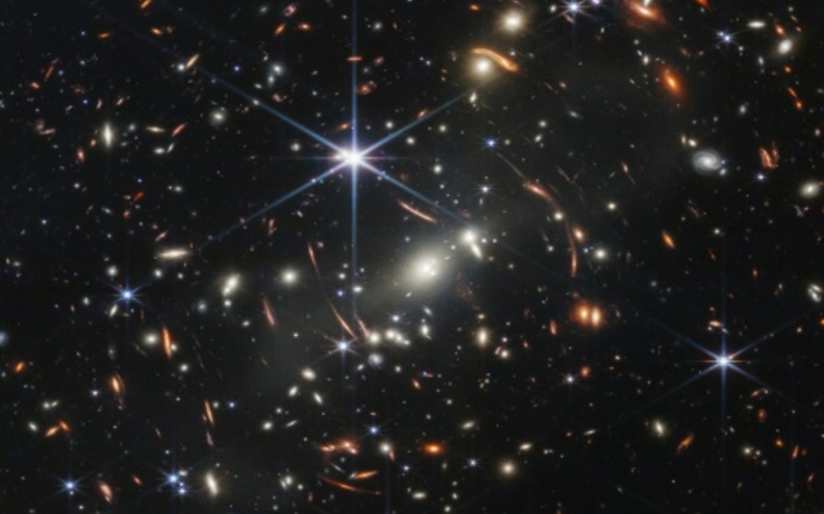 Elle est enfin là: après des années d'attente, la première image du télescope James Webb a été dévoilée lundi aux yeux du monde, un somptueux cliché montrant des galaxies formées peu après le Big Bang, il y a plus de 13 milliards d'années.