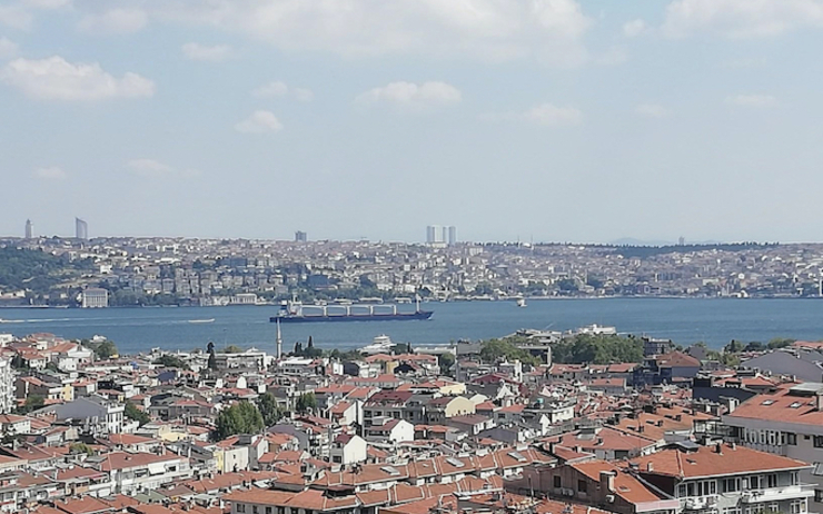 Le Razoni traverse le détroit du Bosphore à Istanbul