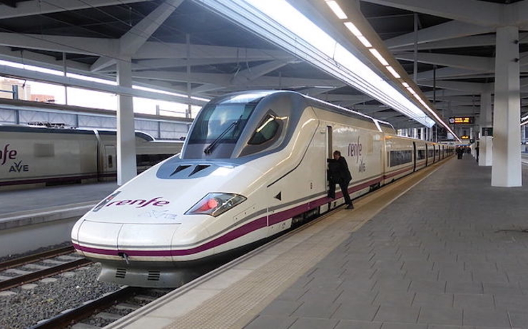 Un train grande vitesse AVE de Renfe Espagne sur un quai