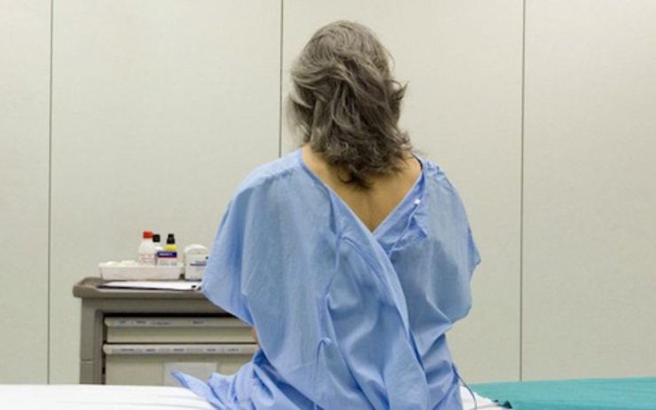 Une femme attend d'être examinée à l'hôpital HOSPITAL CLÍNIC