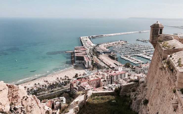 Vue de la ville d'Alicante et la mer depuis le chateau et les falaises