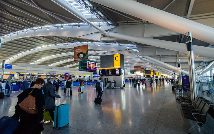 Des voyageurs à l'aéroport d'Heathrow à Londres, où il faudra bientôt présenter une attestation électronique pour entrer au Royaume-Uni