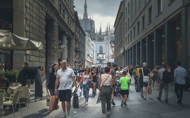 des gens font du shopping dans la rue du centre de Milan