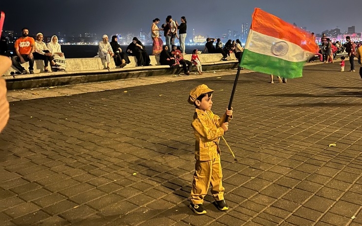 Un enfant brandissant le drapeau national indien le 15 aout 2022