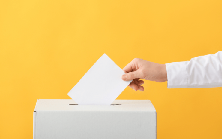 Une personne en train de voter à Montréal pour les élections partielles après l'annulation des élections consulaires 2021 par le Conseil d'Etat