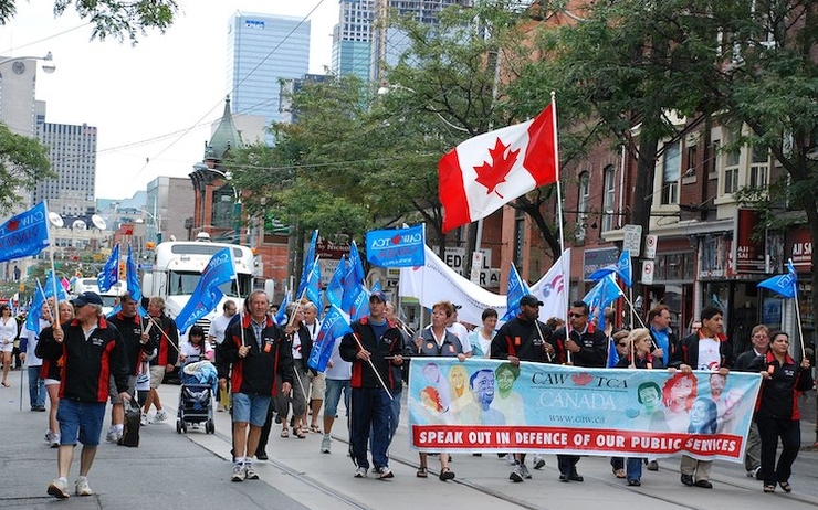 Des travailleurs manifestants durant la fête du travail au Canada