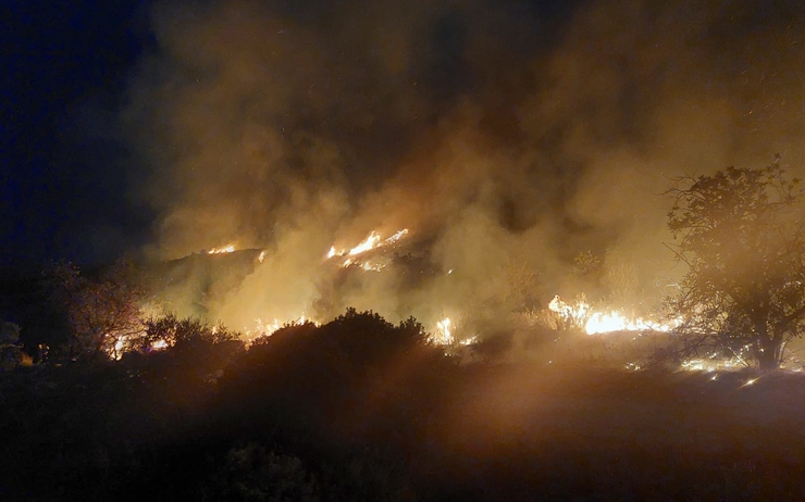 un incendie de foret avec de la fumee a Bejís et Vall d’Ebo