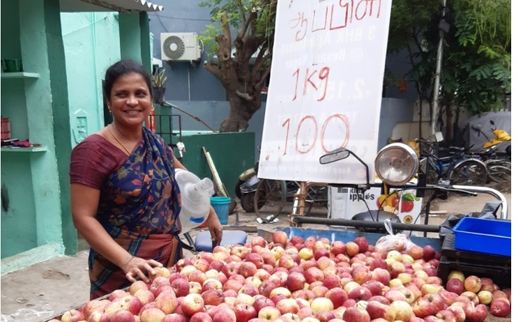 une vendeuse de pommes à Chennai
