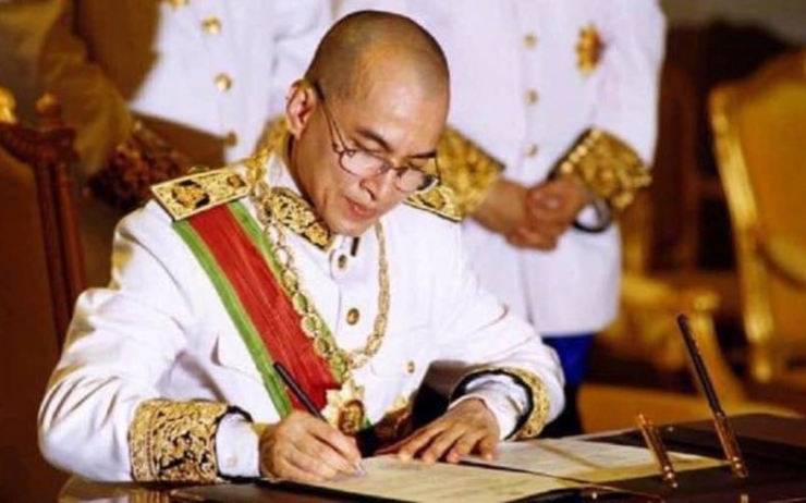 signature décret royal cambodge
