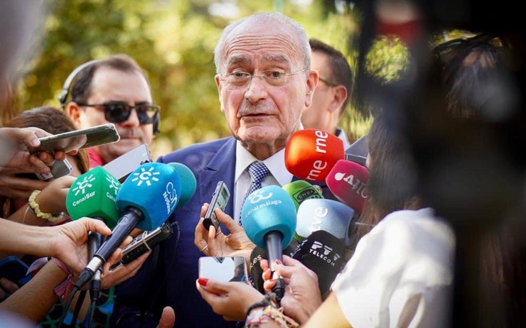 Paco De La Torre, maire Malaga, répond aux journalistes 