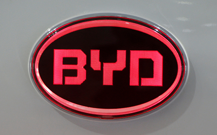 le logo BYD rouge sur noir , géant chinois d'automobiles électriques