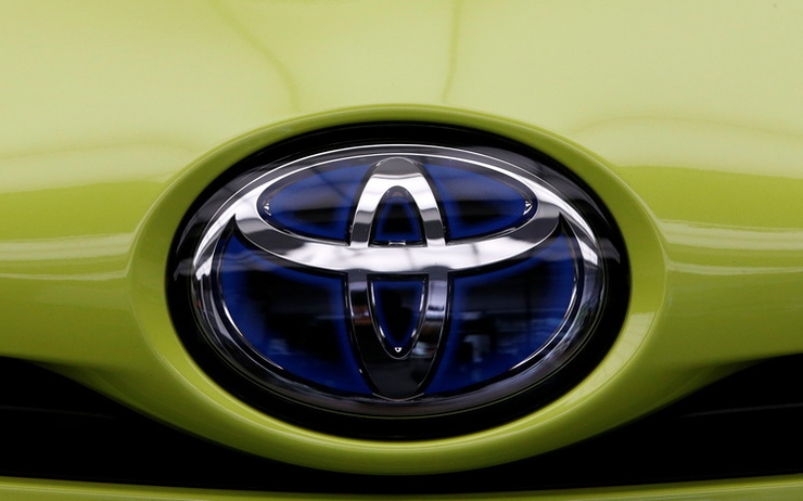 Logo-Toyota-capot